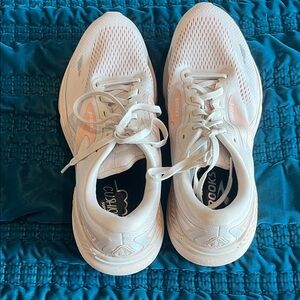 Brooks Women's Sneakers in Cream and Peach